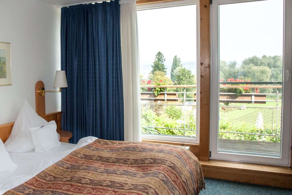 Komfort-Doppelzimmer mit Balkon und Seesicht