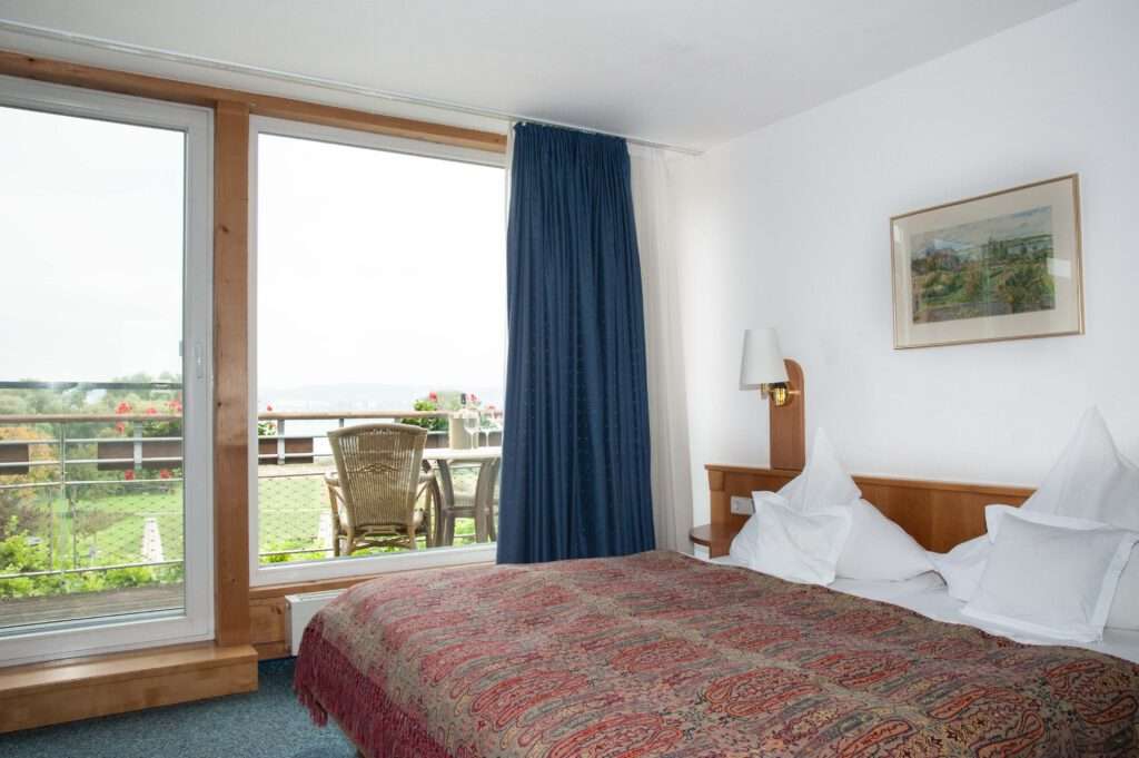Komfort-Doppelzimmer mit Balkon und Seesicht