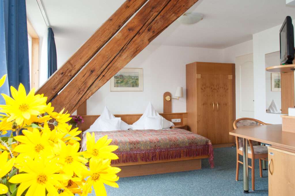 Komfort-Doppelzimmer mit Balkon und Seesicht