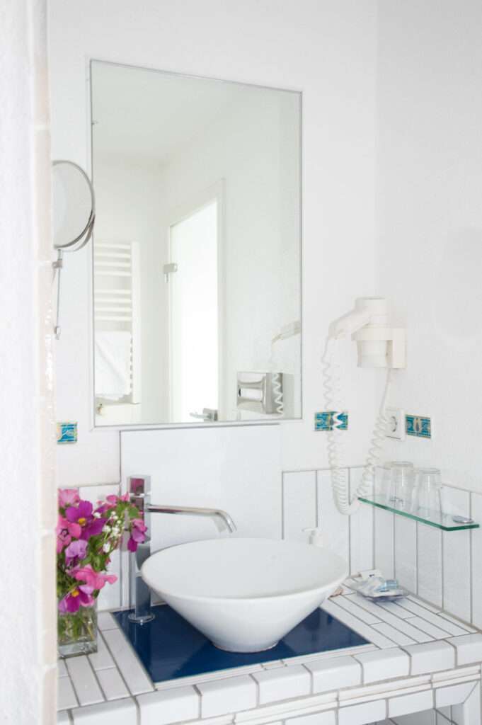 Komfort-Doppelzimmer mit Balkon und Seesicht